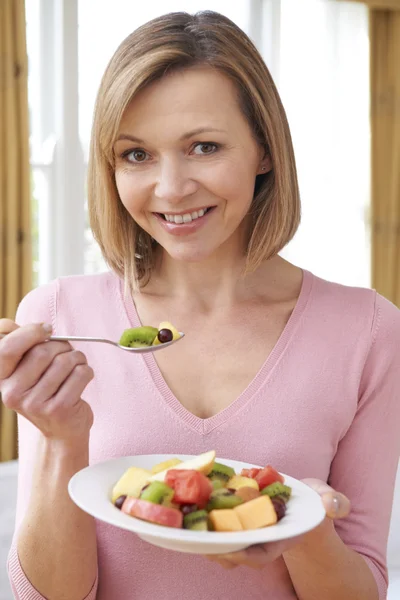 Primer plano de la mujer sosteniendo un tazón de fruta fresca — Foto de Stock