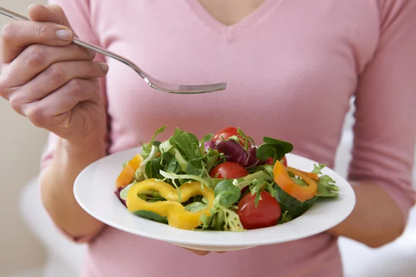 Nahaufnahme einer Frau mit einer Schüssel mit frischem Salat — Stockfoto