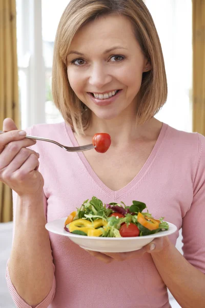 有吸引力的女人吃健康的沙拉 — 图库照片