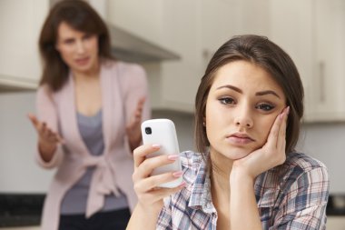 Anne kızıyla cep telefonu kullanımı üzerinde tartışıyor
