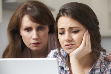 Anne rahatlatıcı Kız Online zorbalık tarafından mağdur