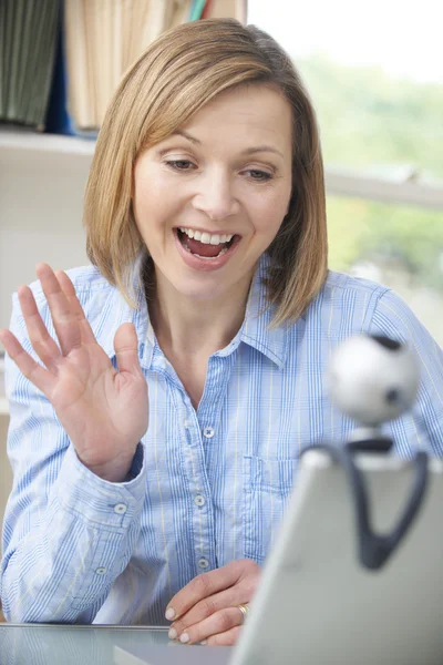 Mujer de mediana edad hablando en línea —  Fotos de Stock