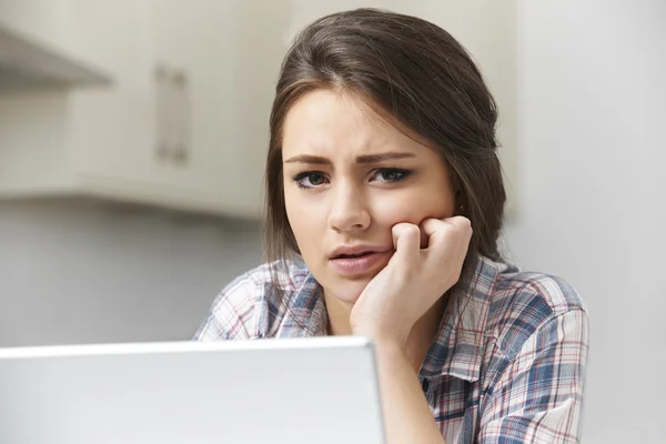 Teenager-Mädchen Opfer von Online-Mobbing mit Laptop — Stockfoto