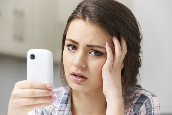 Teenage Girl Victim Of Bullying By Text Message — Stock Photo, Image