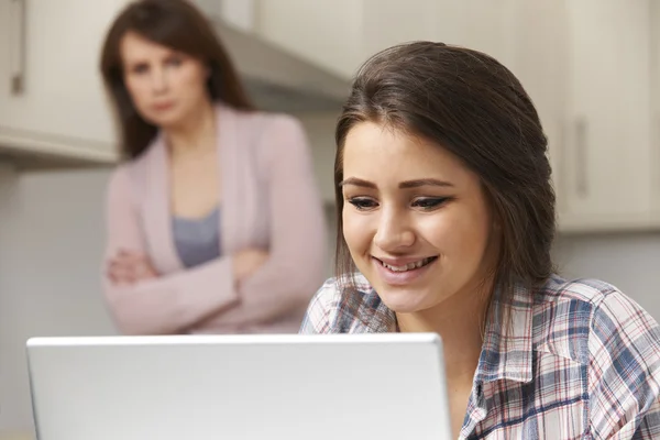 Mother Concerned About Teenage Daughter's Online Activity — Stock Photo, Image