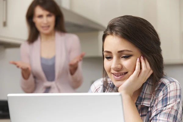 Mother Arguing With Teenage Daughter Over Online Activity — Stock Photo, Image