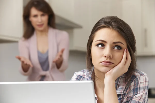 Mother Arguing With Teenage Daughter Over Online Activity — Stock Photo, Image