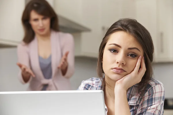 Mãe argumentando com a filha adolescente sobre a atividade online — Fotografia de Stock