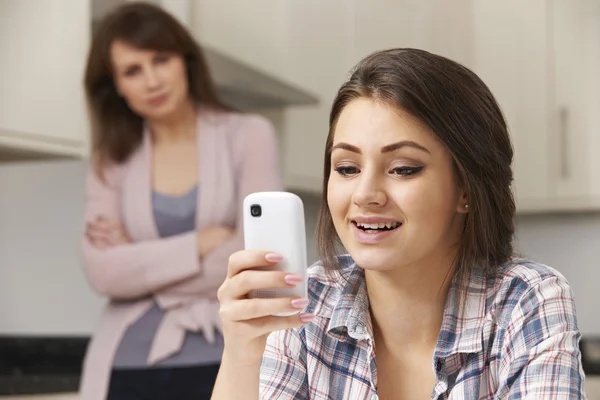 Mãe preocupada com o uso de telefone celular da filha adolescente — Fotografia de Stock