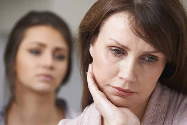 Depressed Mother With Teenage Daughter — Stock Photo, Image