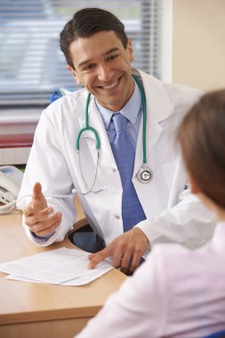 Erkek doktor ofisinde tartışma Bayan hasta ile sahip