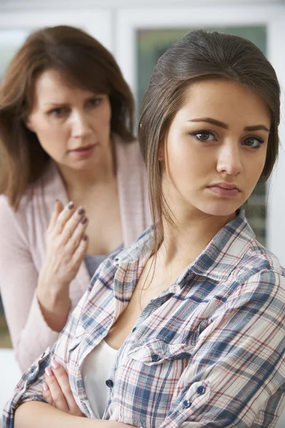 Матері, сперечатися з дочки-підлітка — стокове фото