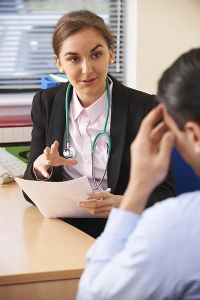 Femmina medico avendo discussione con maschio paziente in ufficio — Foto Stock