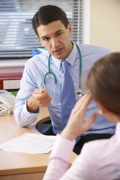 Maschio medico avendo discussione con femmina paziente — Foto Stock