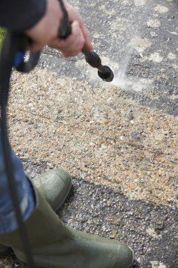 Beton yol yıkayıcı basınç ile yıkama adam