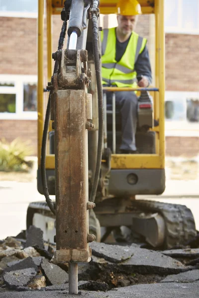 Byggnadsarbetare verksamma grävare på plats — Stockfoto