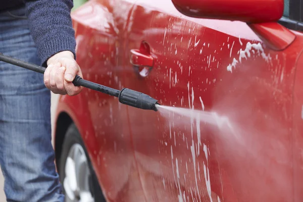 Hombre lavando el coche con la lavadora de presión — Foto de Stock