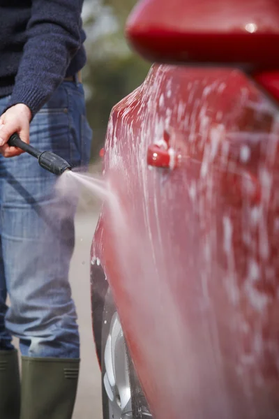 Uomo pulizia auto con rondella di pressione — Foto Stock