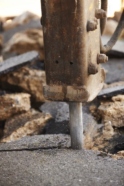 Närbild på väg att grävas upp för reparation — Stockfoto