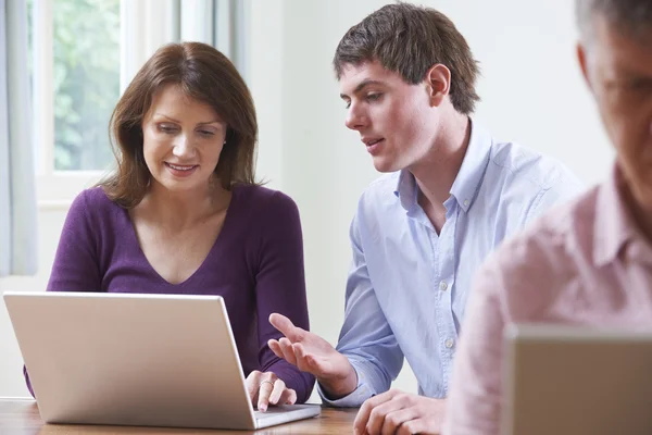 Vrouwelijke Student In volwassenenonderwijs Computer klasse — Stockfoto