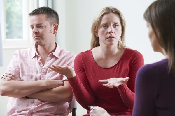 Casal discutindo problemas com conselheiro de relacionamento — Fotografia de Stock