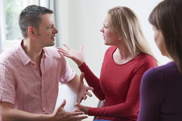 Casal argumentando na frente do conselheiro de relacionamento — Fotografia de Stock