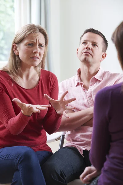 Casal discutindo problemas com conselheiro de relacionamento — Fotografia de Stock