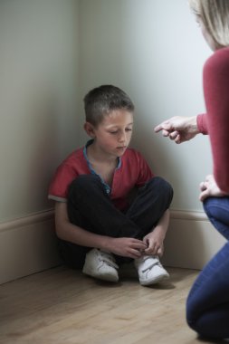 Anne evde oğlu doğru fiziksel olarak kötü niyetli olmak