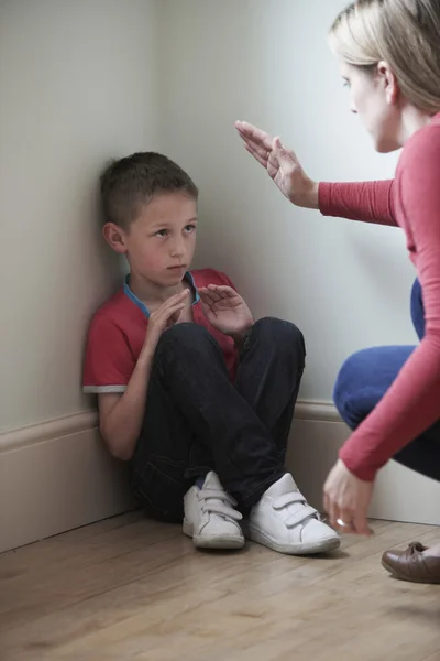 Mamma är fysiskt kränkande mot Son hemma — Stockfoto