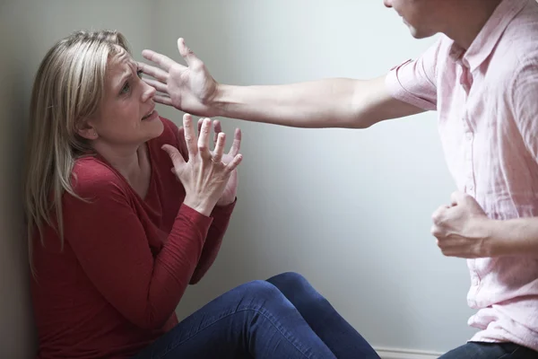 Homem sendo fisicamente abusivo em relação ao parceiro feminino — Fotografia de Stock