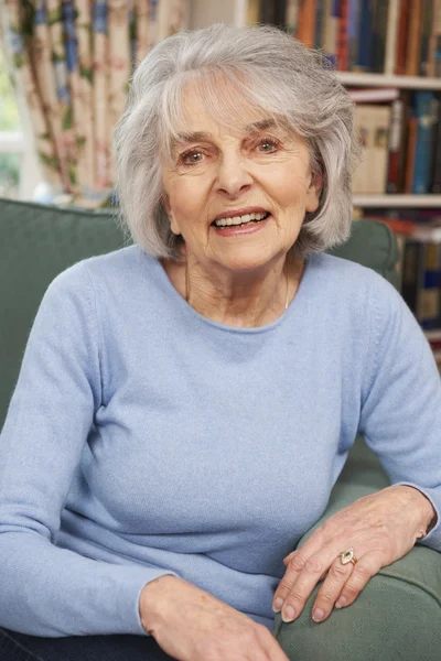 Retrato de mujer mayor sonriente sentada en sillón — Foto de Stock