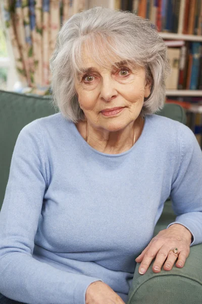 Porträt einer Seniorin im Sessel — Stockfoto