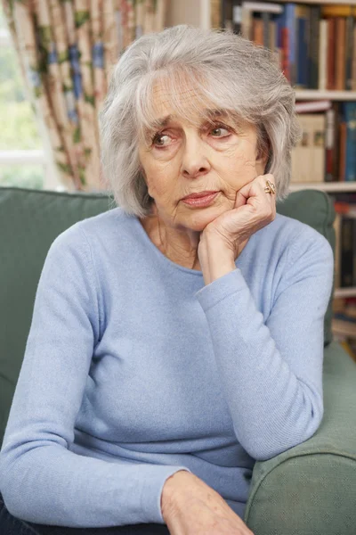 Unglückliche Seniorin zu Hause — Stockfoto