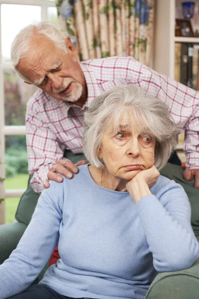 Uomo confortante donna anziana con depressione — Foto Stock