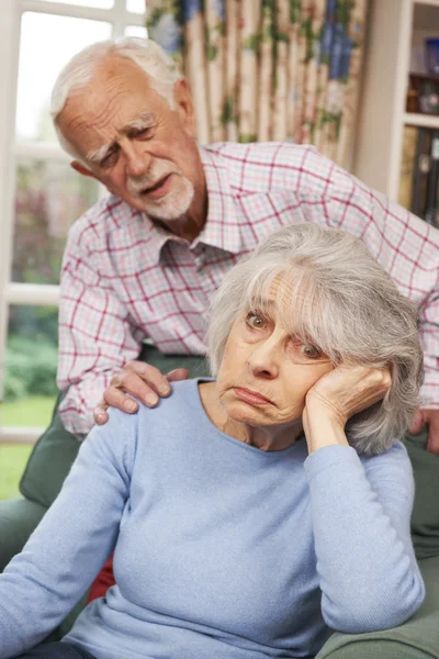 Mujer mayor que sufre de depresión consolada por su marido —  Fotos de Stock