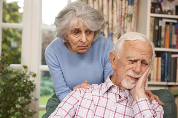 Kvinnan tröstande Senior Man med Depression — Stockfoto