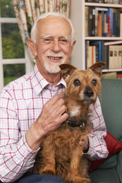 Starší muž doma s psa — Stock fotografie