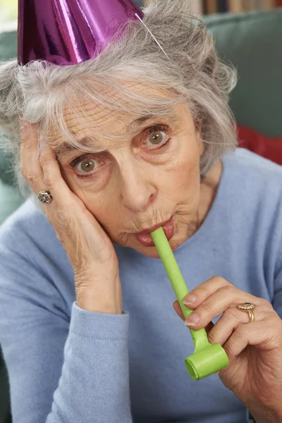 Seniorin genießt Party nicht — Stockfoto