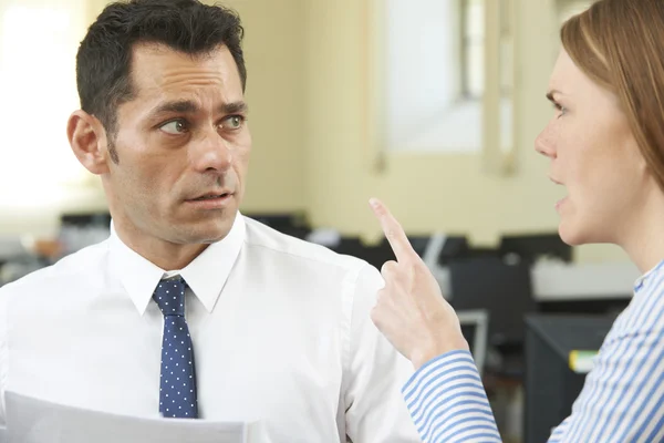 Mujer de negocios agresiva gritando a su colega masculino — Foto de Stock