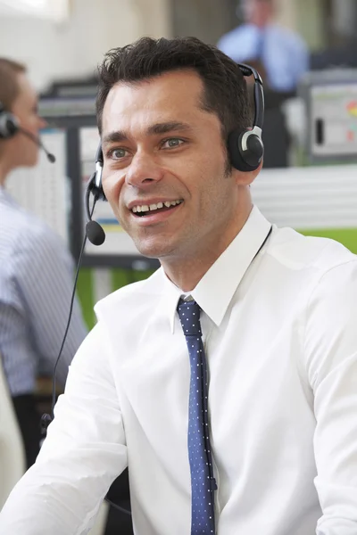 Agente de Atendimento ao Cliente Masculino No Call Center — Fotografia de Stock