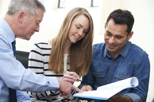 Par med finansiell rådgivare underteckna dokument i Office — Stockfoto