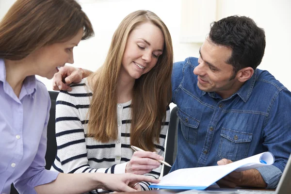 Coppia Con Consulente Finanziario Firma Documento In Ufficio — Foto Stock