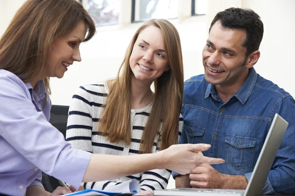 Casal conversando com o consultor financeiro feminino no escritório — Fotografia de Stock