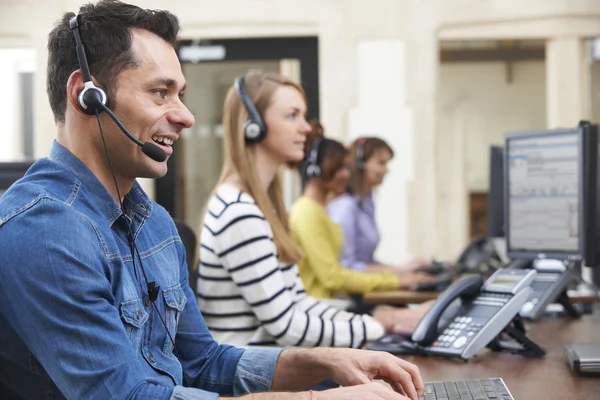 Agente de Atendimento ao Cliente Masculino Em Call Center — Fotografia de Stock