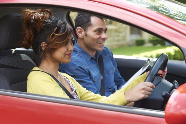 Jovem mulher tendo condução lição com instrutor — Fotografia de Stock