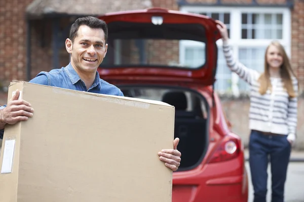 Paar aankoop laden in de auto Boot — Stockfoto