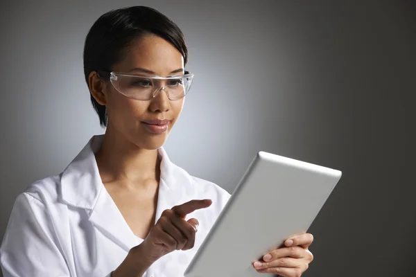 Studio Portrait Of Female Laboratory Worker With Digital Tablet — Stock Photo, Image