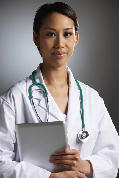 Portrait de studio du docteur tenant la tablette numérique — Photo