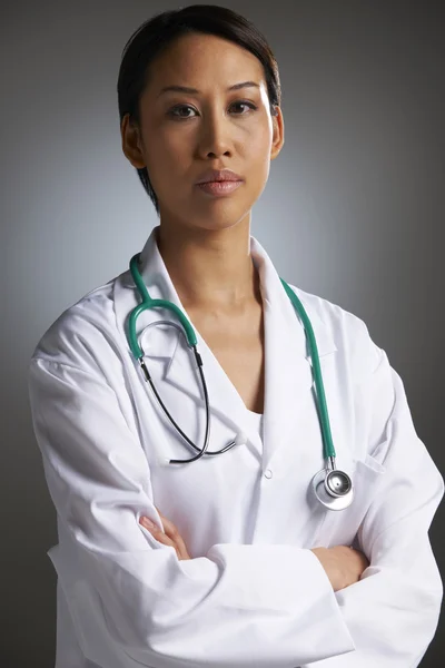 Retrato de estudio del médico con estetoscopio — Foto de Stock