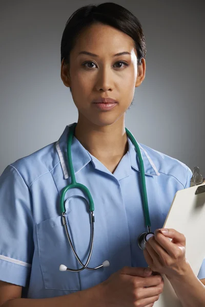 Буфер обмена Studio Portrait Of Nurse Holding — стоковое фото